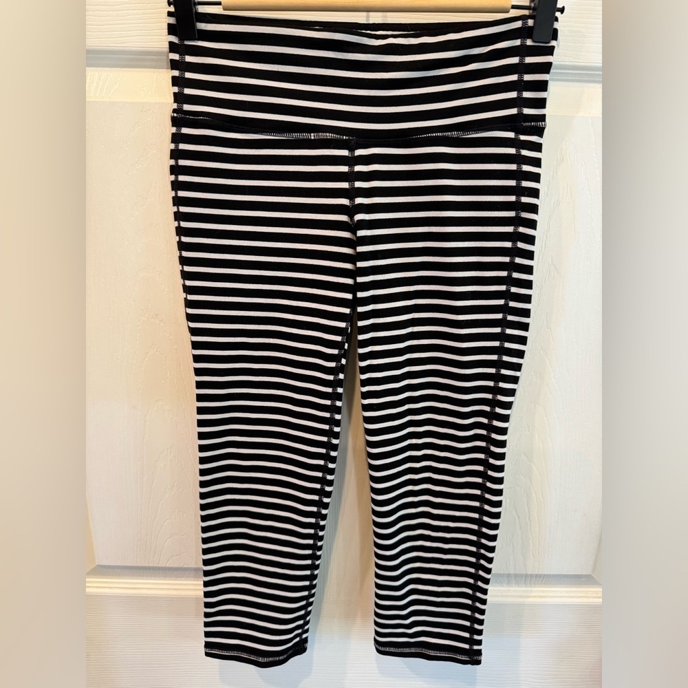 Athleta Leggings Women's Small Black Striped Chaturanga Athletic Sporty Capri